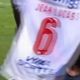 "Le football est devenu ennuyeux", la grosse provocation de l'ancien Lyonnais Jean Lucas qui a exhibé son maillot à la Messi